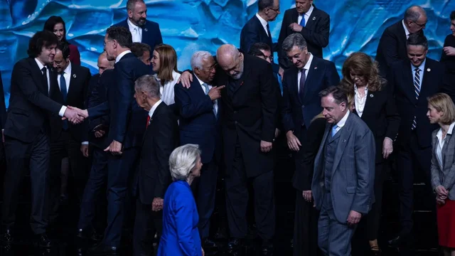 Bised&euml; me Macron, Von der Leyen dhe Kurtin, Rama ndan fotot nga Samiti i