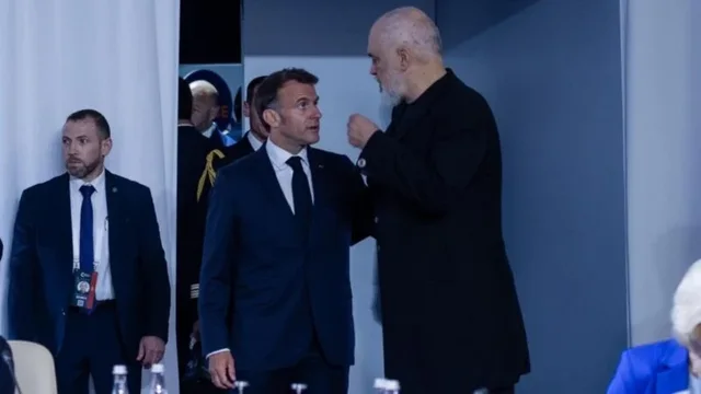 Bised&euml; me Macron, Von der Leyen dhe Kurtin, Rama ndan fotot nga Samiti i