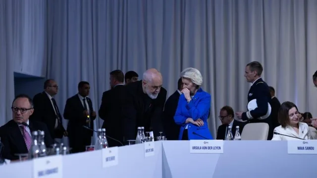 Bised&euml; me Macron, Von der Leyen dhe Kurtin, Rama ndan fotot nga Samiti i