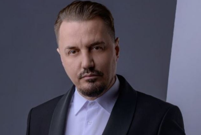Pas dasm&euml;s, kuror&euml;zojn&euml; zyrtarisht dashurin&euml;/ Blero publikon