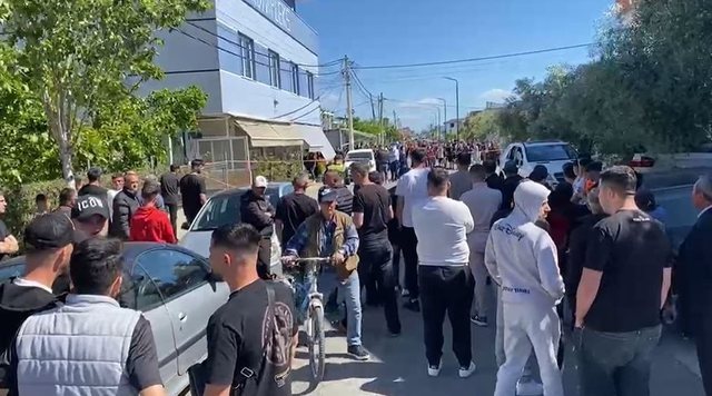 Banor&euml;t e Durr&euml;sit ngrihen n&euml; protest&euml;, studentja e