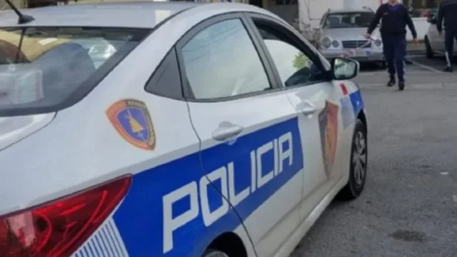 Goditen tre pika k&euml;mbimi valutor pa licenc&euml;, n&euml;n hetim tre