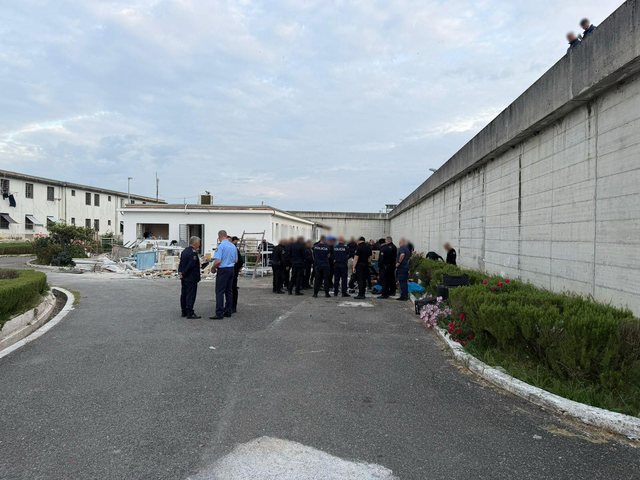 FOTO/ Aksion blic n&euml; burgun e Fush&euml;-Kruj&euml;s, sekuestrohen telefona