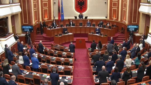 Ndarja nga jeta e Servet P&euml;llumbit, seanca plenare n&euml; Kuvend nis me