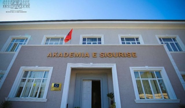 Uthulla e mbushur me krimba/ Thellohet SKANDALI tek Akademia e Siguris&euml;: