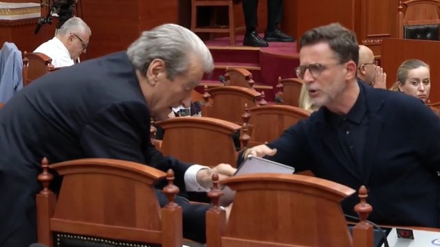 Pas replikave n&euml; foltore, Bra&ccedil;e i shkon Berish&euml;s n&euml; vendin