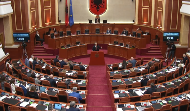 Qeveria mbron bordin e naft&euml;s, PD: Taksat mbi karburant&euml;t po