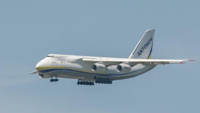 Avioni gjigand &lsquo;Antonov An-124&rsquo; ulet n&euml; Aeroportin e