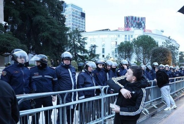 Sot protesta e opozit&euml;s, leja vet&euml;m n&euml; Bulevard, policia vendos