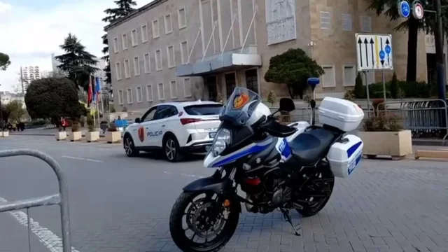 Protesta e opozit&euml;s para Kryeministris&euml;/ Policia merr masat, ja