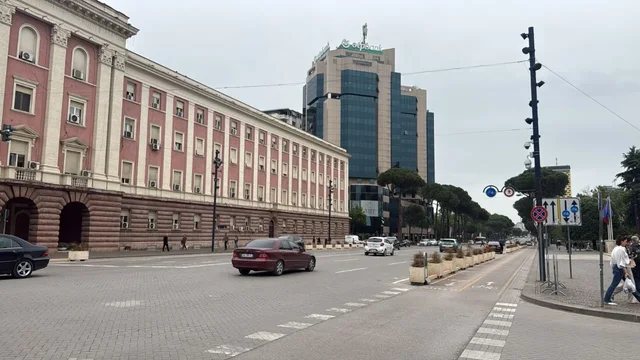 Ndryshon skenari i protest&euml;s/ Mungon podiumi p&euml;rpara