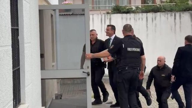 Padia kund&euml;r Dados, momenti kur Veliaj mb&euml;rrin n&euml; Gjykat&euml;n