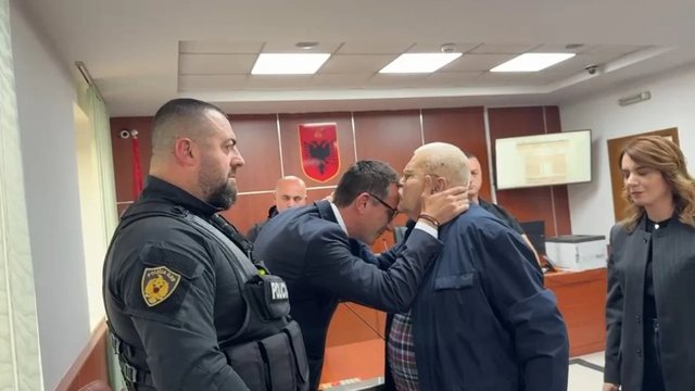 Shkoi p&euml;r t&euml; ndjekur gjyqin, aktori Robert Ndrenika puth n&euml;