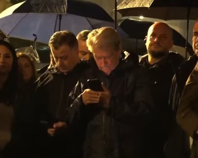 Berisha nuk i ndahet celularit gjat&euml; protest&euml;s, p&euml;rpiqet t&euml;