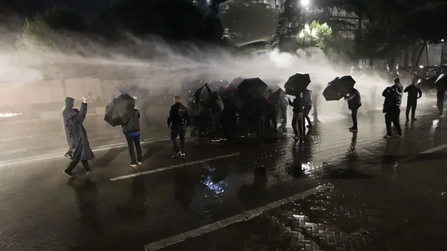 Molotov&euml; nga protestuesit e PD-s&euml;, policia kund&euml;rp&euml;rgjigjet