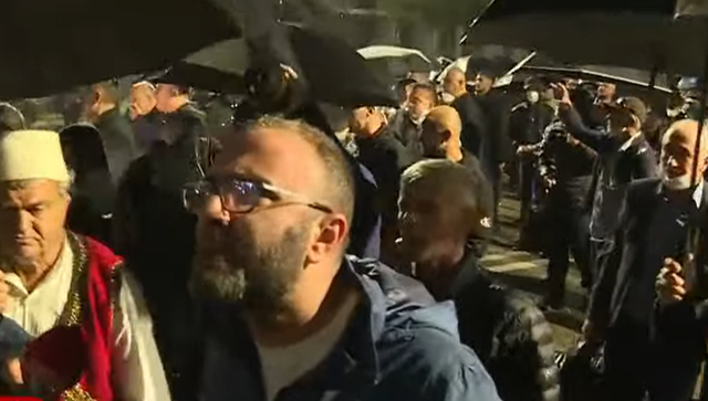 &ldquo;&Ccedil;far&euml; keni, pse hidhni uj&euml;&rdquo;, Gazment Bardhi