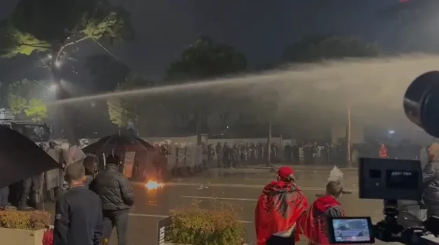 Pas molotov&euml;ve dhe fishekzjarr&euml;ve, protestuesit hedhin gur&euml; drejt