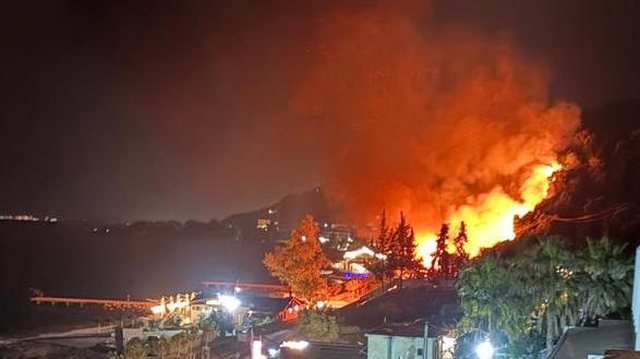 Zjarr masiv n&euml; Radhim&euml;, rrezikohen 3 hotele! Zjarrfik&euml;set n&euml;