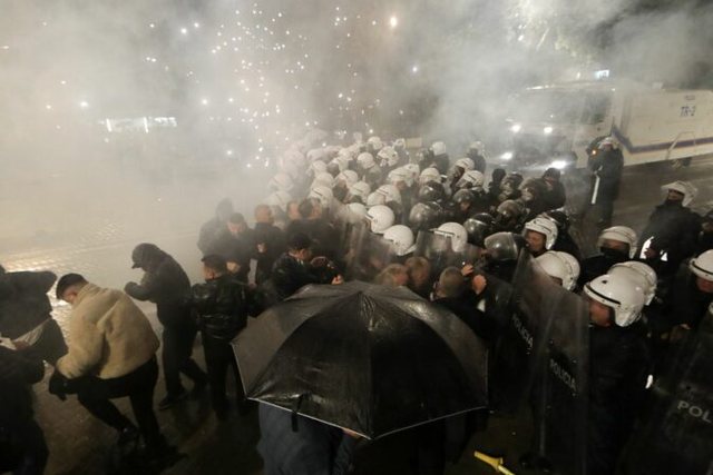 Incidentet n&euml; Bulevard/ Policia shoq&euml;ron tre protestues, 3