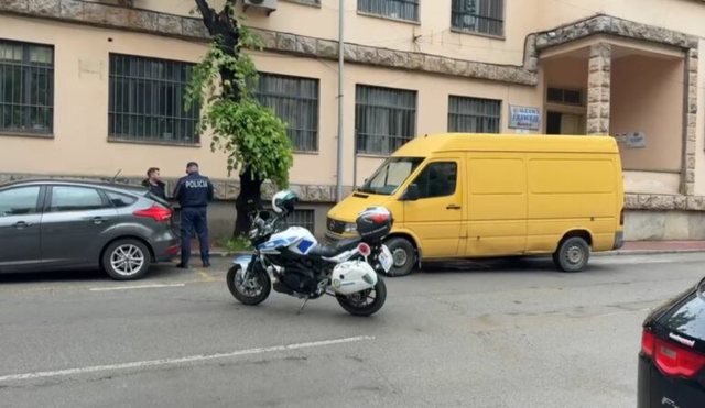 Aksident n&euml; Kor&ccedil;&euml;/ Automjeti p&euml;rplas k&euml;mb&euml;sorin,