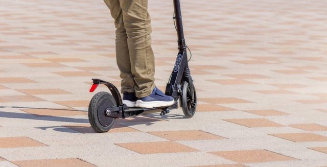 Greqi - Ndalim i plot&euml; i patinave elektrike n&euml;n 18 vje&ccedil;,
