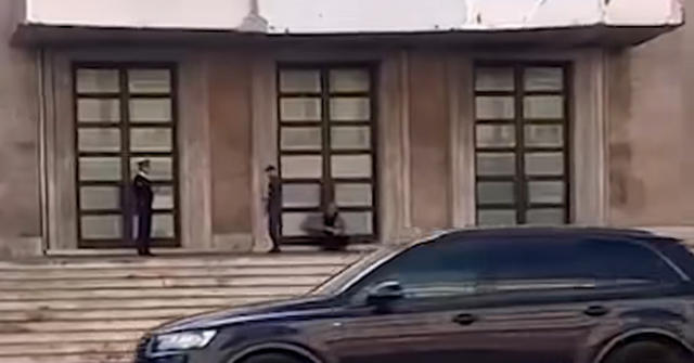 VIDEO/ E pazakont&euml;! Qytetari p&euml;rplas makin&euml;n n&euml;