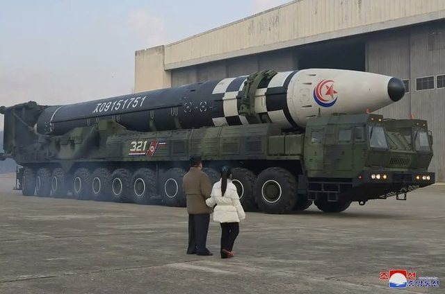 "Sulm automatik b&euml;rthamor n&euml;se vritet Kim Jong Un!", Koreja