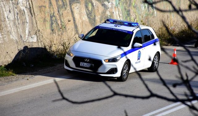 Me kallashnikov dhe t&euml; maskuar, tre persona grabisin bank&euml;n n&euml;