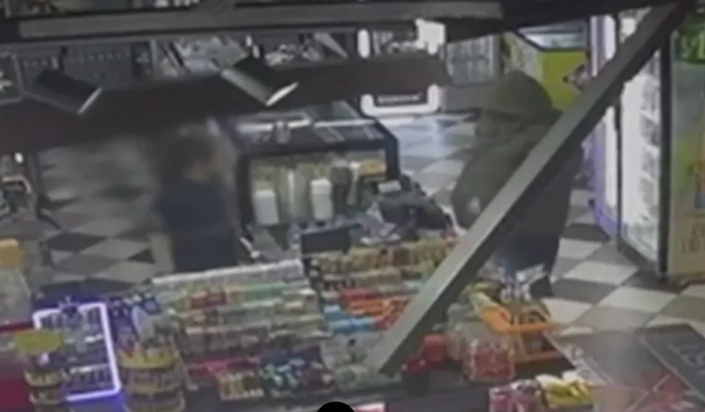 &ldquo;Hajde k&euml;tu/Shqiptarit nuk i trembet syri nga hajdut&euml;t, i ndjek