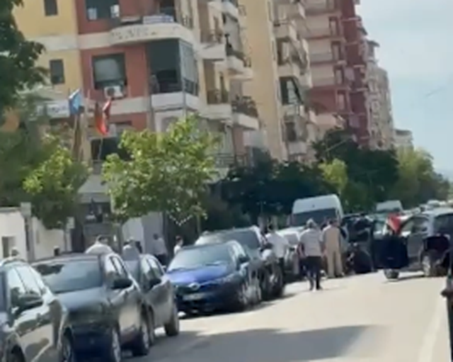 Aksident n&euml; Vlor&euml;/ Makina p&euml;rplas motorin, drejtuesi
