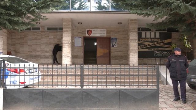 Pezullohen nga detyra dy efektiv&euml; policie! Fsheh&euml;n sherrin n&euml;