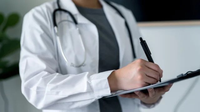 Mjeku pediat&euml;r n&euml;n akuz&euml; p&euml;r abuzimin e f&euml;mij&euml;ve,