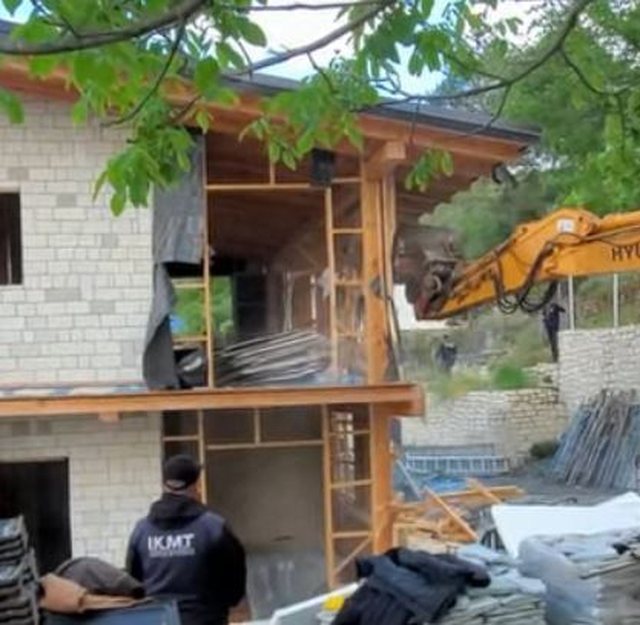 VIDEO/ IKMT ndërhyn në Berat, “zhbën” ndërtimin
