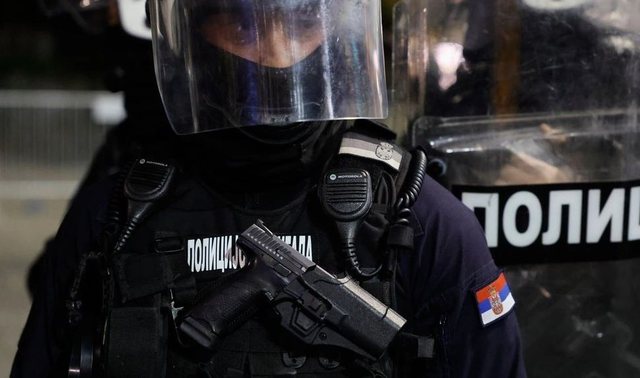 VIDEO/ Incident n&euml; Beograd! Makina futet mes protest&euml;s s&euml;