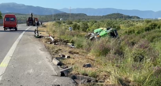 Aksident i trefisht&euml; n&euml; autostrad&euml;n Vlor&euml;-Fier, autoboti me