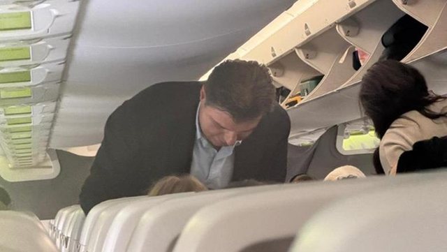 Lulzim Basha në avion, Balla poston foton dhe kujton: Kishte pak problem me