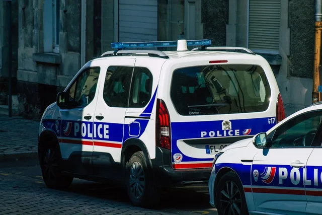 T&euml; sht&euml;na me arm&euml; mes adoleshent&euml;ve n&euml; Franc&euml;!