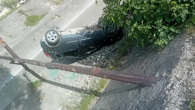 Aksident n&euml; Elbasan, makina p&euml;rfundon n&euml; kanal,