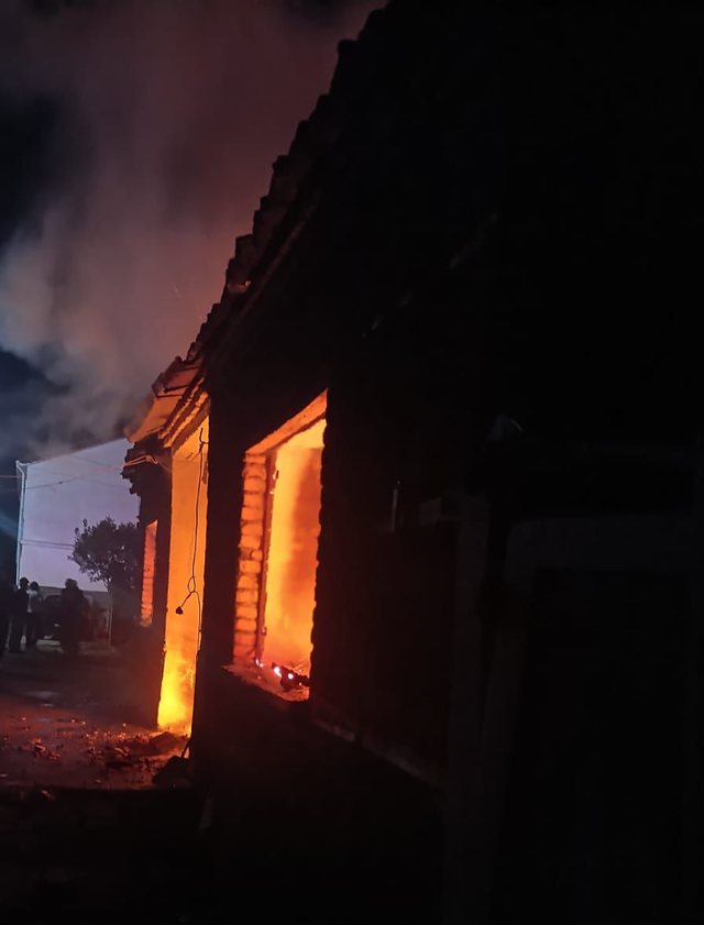 P&euml;rfshihet nga zjarri banesa n&euml; Maliq, dyshohet se&hellip;