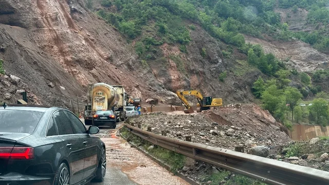 Moti i keq 'paralizon' qarkullimin! Bllokohet s&euml;rish aksi