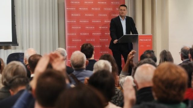 "Goditje pas shpine" p&euml;r Starmer! Pasi dha dor&euml;heqjen,