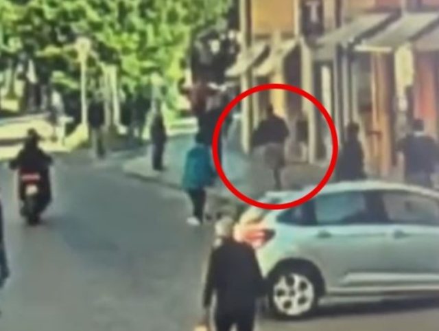 Itali/ 30-vje&ccedil;ari p&euml;rplas k&euml;mb&euml;sor&euml;t me makin&euml;,