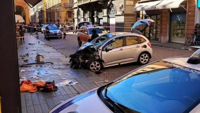 Itali/ 30-vje&ccedil;ari p&euml;rplas k&euml;mb&euml;sor&euml;t me makin&euml;,