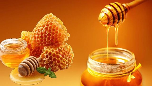 Arsyet përse duhet të hani një lugë mjaltë përpara