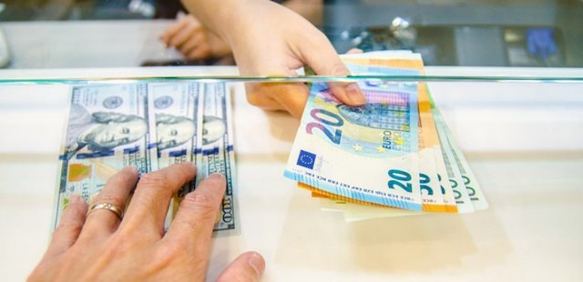 K&euml;mbimi valutor/ &Ccedil;far&euml; po ndodh sot me monedhat e huaja? Me sa