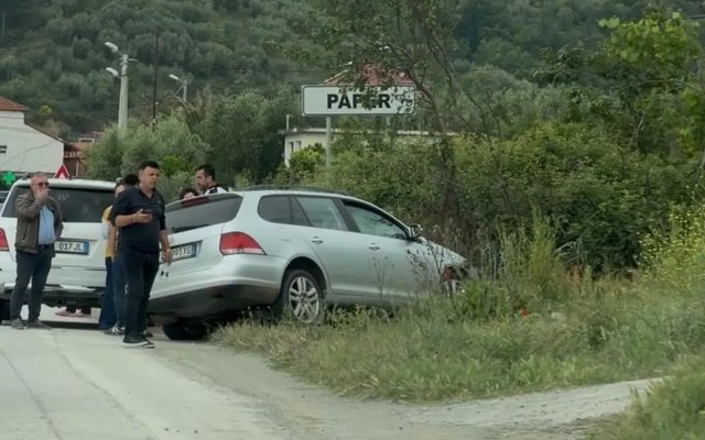 Aksident n&euml; Elbasan, makina del nga rruga dhe p&euml;rfundon n&euml; kanal