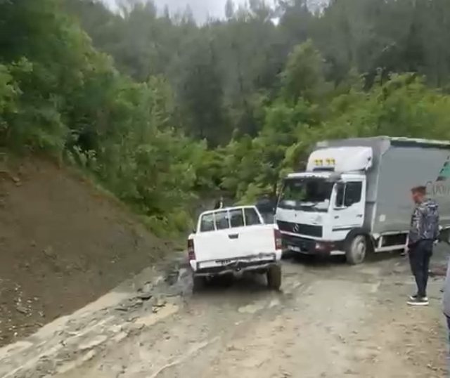 Rrezik n&euml; aksin Gramsh&ndash;Kukur/ Kamioni me mallra pran&euml;