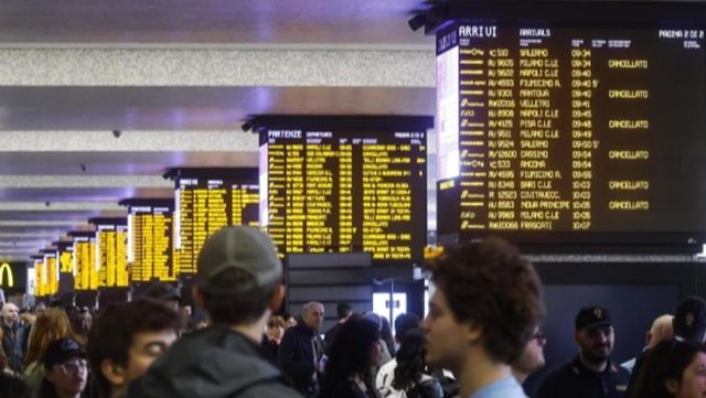 Italia drejt paraliz&euml;s totale/ Greva 24-or&euml;she bllokon trenat,