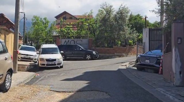 Ishte n&euml; shoq&euml;rin&euml; e policit q&euml; u plagos me arm&euml;