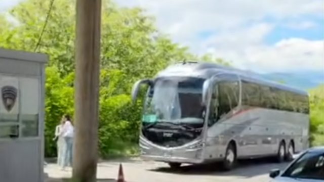 Studentët shqiptarë bllokohen në kufi me Maqedoninë, nuk u